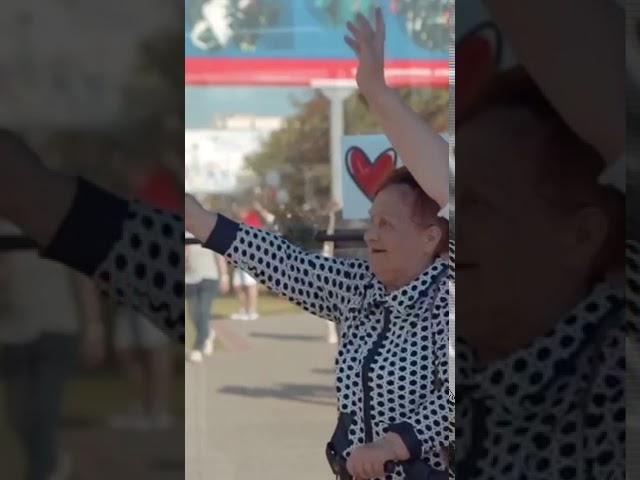 Юлия Вечерская читает стих неизвестного автора.