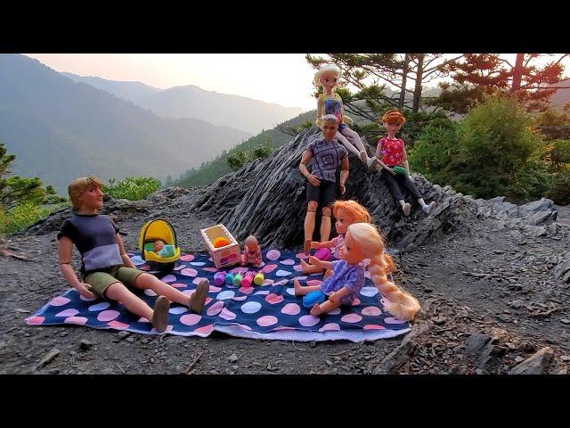 Hiking ! Elsa & Anna toddlers - mountains - pop it fidget toys