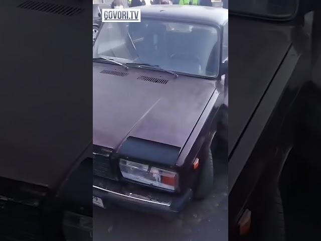 Балыкчыда жеңил унаа поезд менен сүзүштү