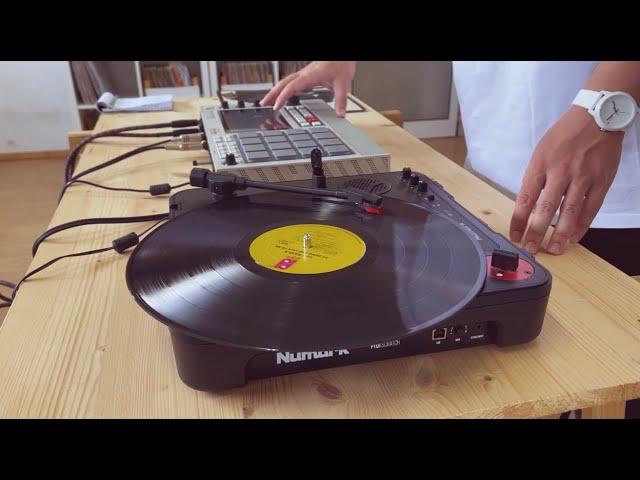 AKAI MPC LIVE II Retro - making a beat with vinyl Sampling