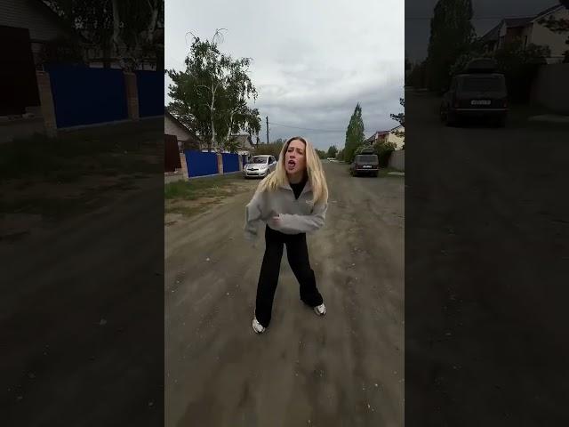 Не ешь червячков у мамы в машине