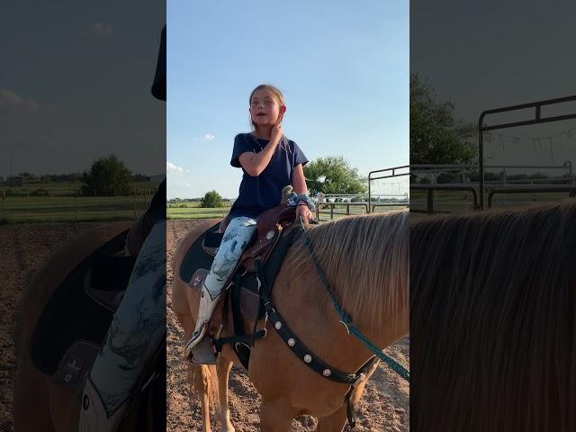 How Paisley keeps her feet in her stirrups