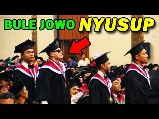 NEKAT! Bule Jowo TEROBOS Acara Wisuda - Prank Minta Ijasah !!