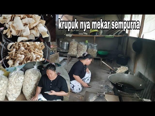 cuaca hari ini panas jadi bisa goreng Krupuk dengan hasil sempurna