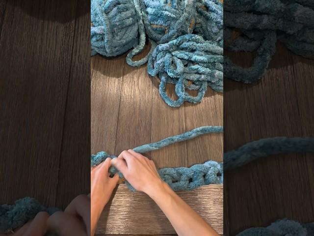 1 minute hand knit chunky blanket tutorial! #diycrafts #handknitting #chenilleblanket #handmadecraft