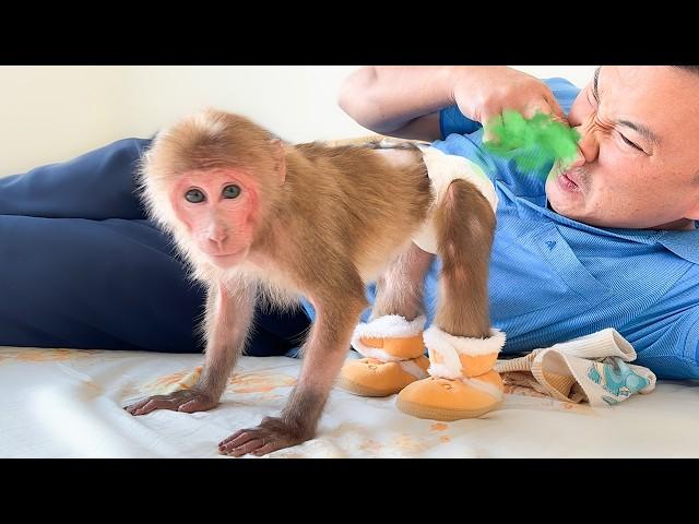 Bibi pooped diaper so he asked Dad to take a bath!