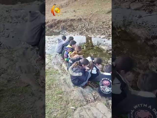 مامۆستایەك لە كۆتاییەكانی سنووری هەرێمی كوردستان وانەی زانست بەشێوەی زیندوو بە قوتابییەكانی دەڵێتەوە