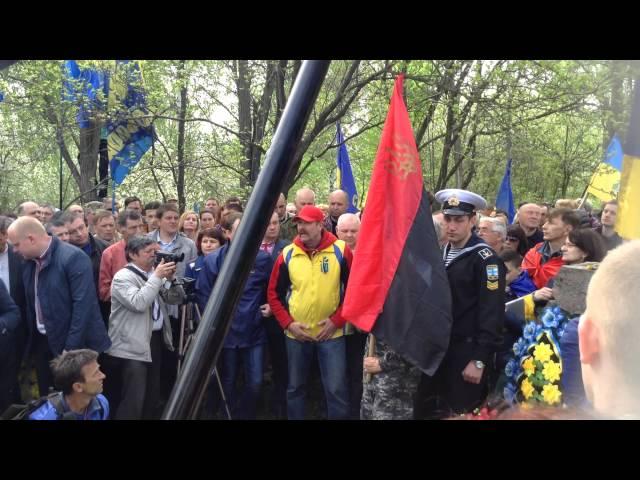 Василь Ковтун. Вірш "Холодний Яр".  На могилі Василя Чучупаки. Читає автор. (з  4хв.18сек.).