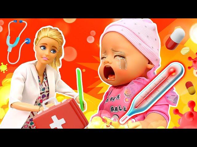 La bambola Emily visita il dottore! ️ Video con le bambole e giochi del dottore per bambini