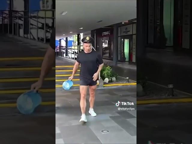 Vitaly trolling cops in the Philippines