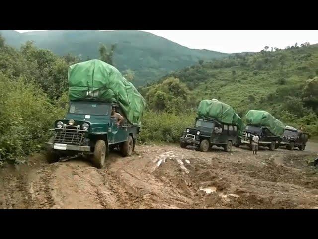 Jeep Transporting Goods On Muddy Route - 4x4 Ruta Del Barro Extremo