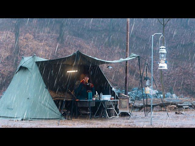 Camping in Heavy Rain | On a rainy night, I went camping quietly listening to the sound of rain