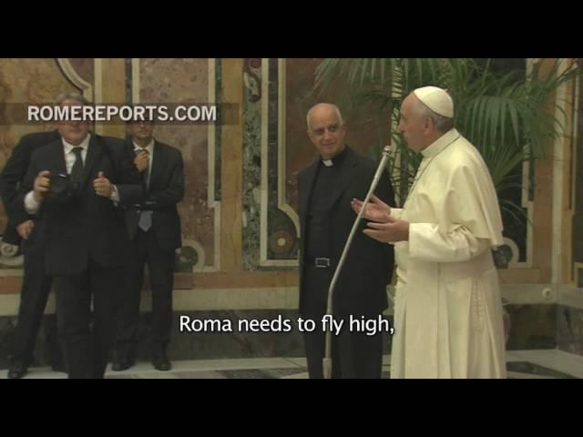 Pope meets with soccer players from Roma and San Lorenzo de Almagro