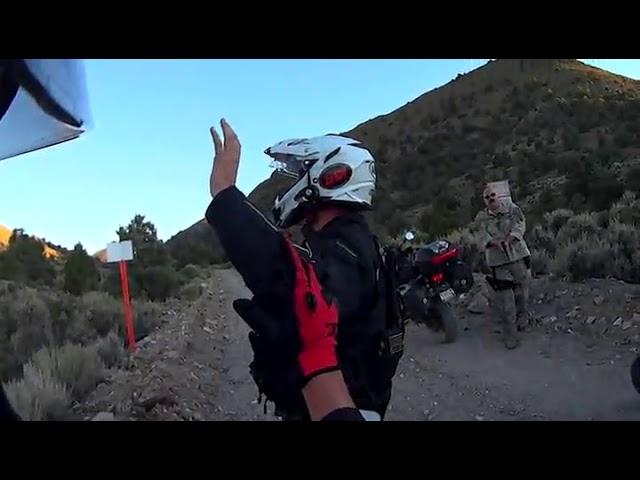 DES BIKERS TENTENT D'ENTRER DANS LA ZONE 51 !