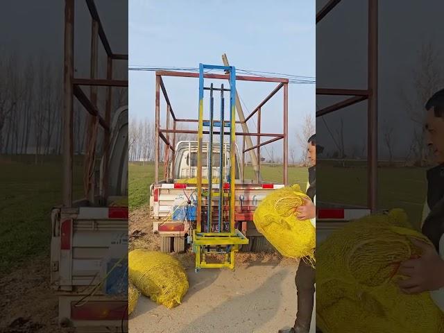 Straw loader, suitable for outdoor loading, battery-driven