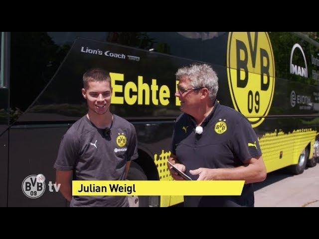 Julian Weigl und Norbert Dickel besichtigen den neuen BVB-Mannschaftsbus