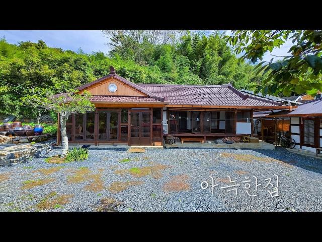 A house with a main building, annex, and yard that retains the old atmosphere #Koreanhouse