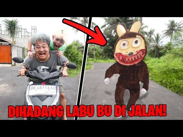 PANIK!!! MOTOR BOCIL DIHADANG LABUBU RAKSASA DI TENGAH JALAN NGAJAK RIBUT!!!