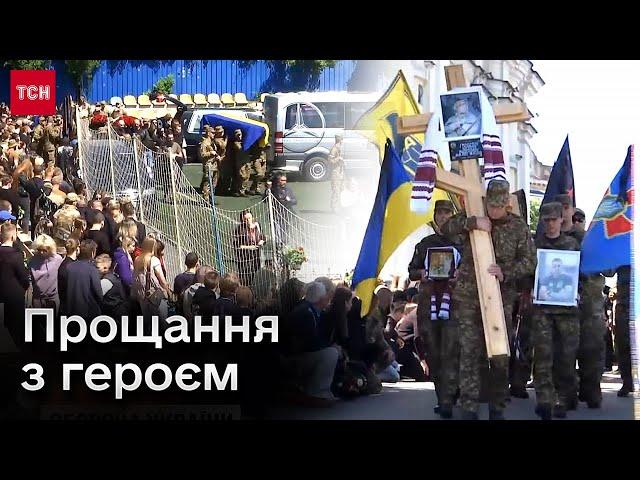 Прийшли прощатись сотні людей! У Вінниці поховали наймолодший захисник Азовсталі