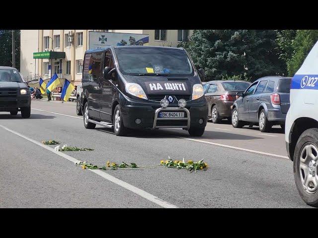 До Острога прибув траурний кортеж із тілом загиблого Олександра Максимюка