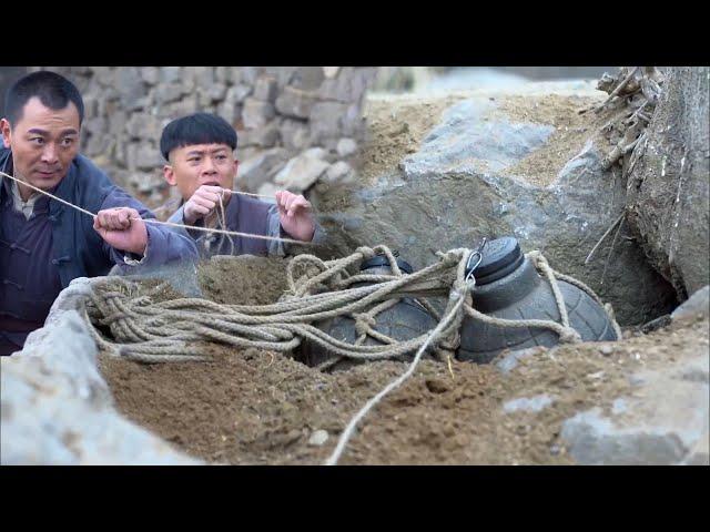 Anti-Japanese Film | Jap army enter village, young man sets numerous landmines, blowing them away.