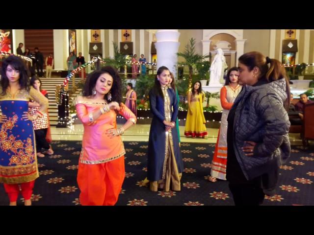 #Reshmakhan teaching dance move to Neha kakkar while shooting for ringofficial video song