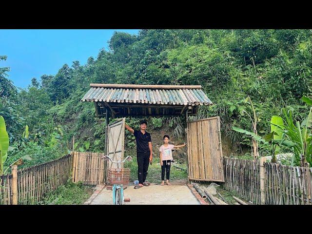 Uncle Dong completed 100% of the bamboo gate. Ngoc Han grows many beautiful flowers