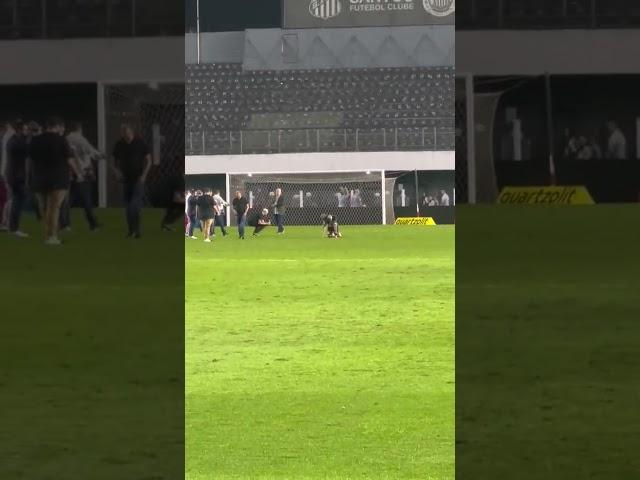 Yuri Alberto pagando promessa na Vila Belmiro após marcar gol após 10 jogos sem marcar