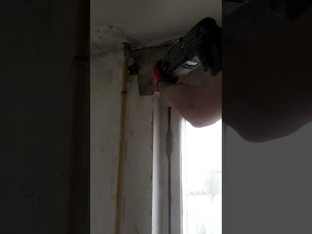 Демонтажные работы в старой квартире.