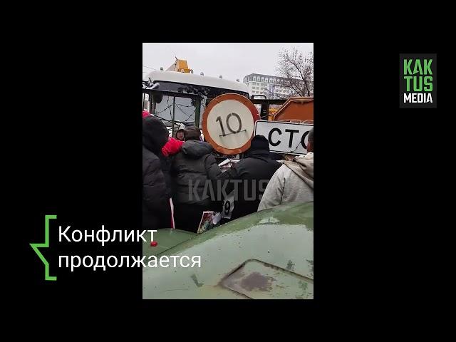 Снос гаражей в Бишкеке. Чиновников мэрии облили бензином и разбили окно их авто