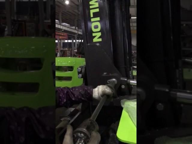 ZOOMLION 10ton forklift mast assembling step (5)