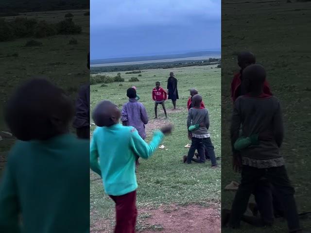 Les enfants massaï jouent à la balle aux chasseurs