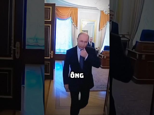 ông Putin có hành động kì lạ