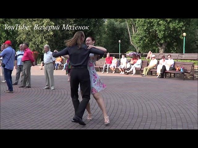 Мои любимые танцоры танцуют ВАЛЬС в городском парке!