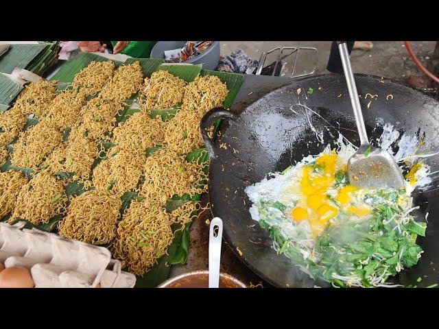 Opens Before Dawn! Grandma's Amazing Skills in Cooking Fried Noodles - Indonesian Street Food