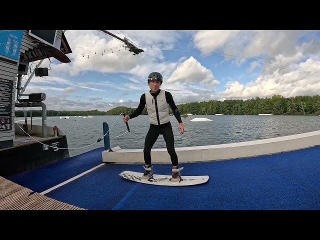 Wakeboard Anfänger der 360 auf der Box und dem Kicker