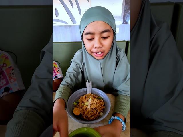 Riska Vlog Rebutan Mie Ayam