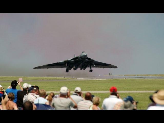 AVRO VULCAN XH558 HOWLING AS SHE TAKES OFF & SETS OFF CARALARMS!!!