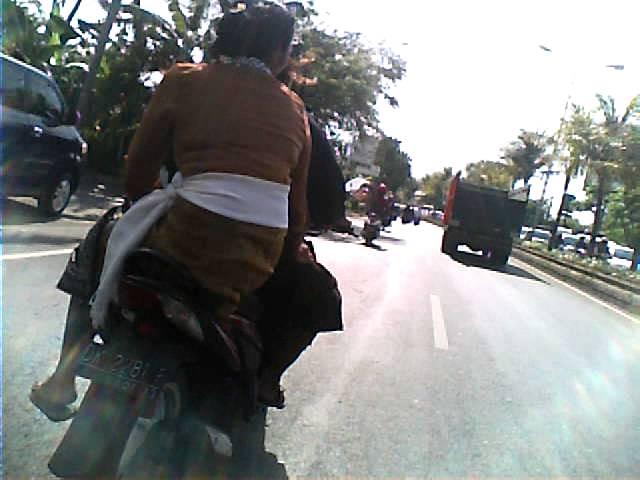 Crazy Traffic in Bali / Verkehr in Bali Indonesien Part I - Mein Weg zum Büro