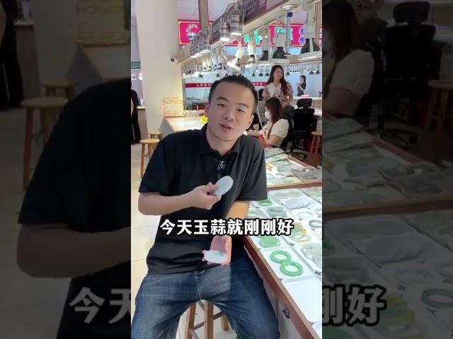 翡翠手镯， 春带彩真的是经典永不过时，什么时候看都不会腻#翡翠#翡翠手镯#翡翠直播