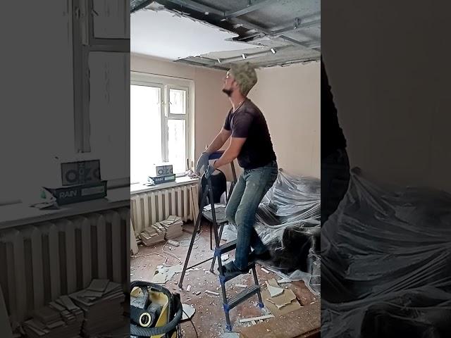 Демонтаж гипсового потолка для чайников