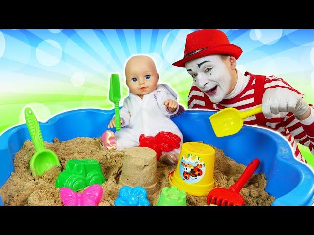 Куклы в видео для детей - Беби Бон лепит куличики! - Весёлые игры с Baby Born в песочнице.