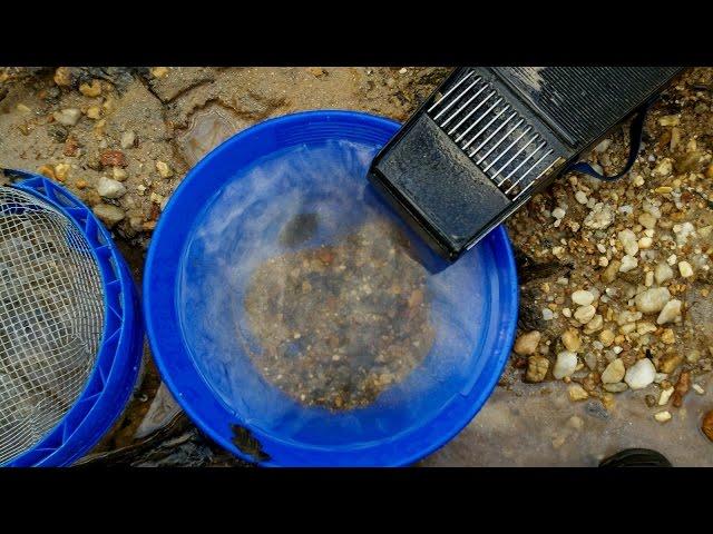 Gold prospecting on Deadwood Creek - panning and BGT sluicing Super Mini Bazooka diy bucket sieve