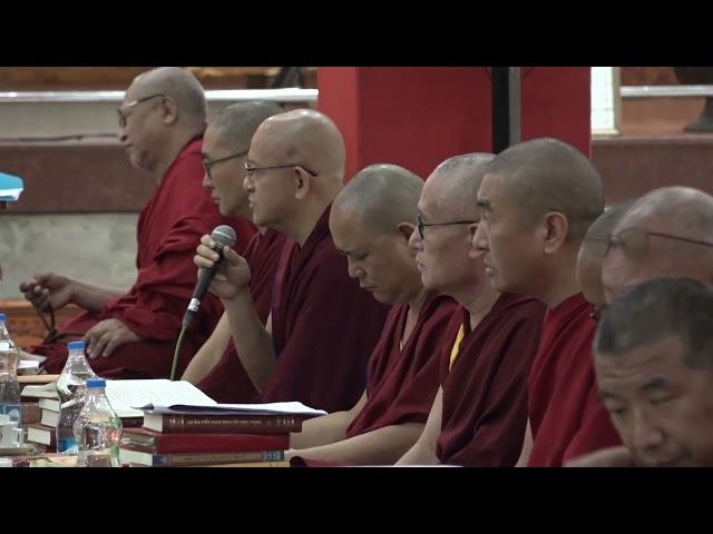 མཁས་མང་བློ་གསལ་གླིང་གྲྭ་ཚང་གི་གཞུང་ཆེན་ཁག་གི་དཀའ་གནད་དོགས་གཅོད་བྱེད་བཞིན་པའི་ཟུར་ཞིག