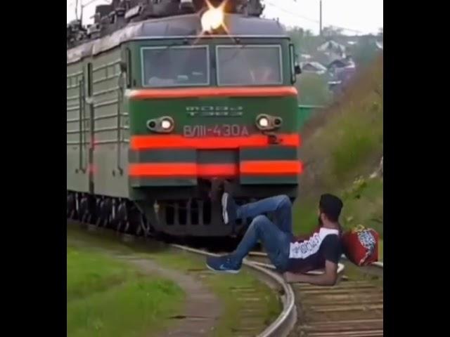 Поезд сбил человека