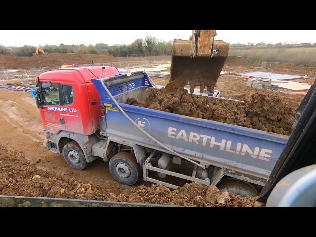 14 ton digger driver loading muck away lorries