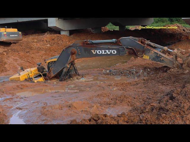 Heavy Excavator Accident Sink Underwater & Stuck In Deep Mud Recovery By Excavator & Bulldozer