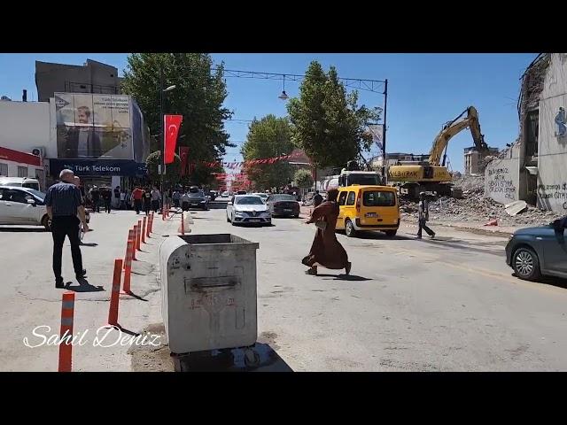 Malatya kapalı çarşı üstünden çarşı seyri, İş Bankası binasının yıkımına tanıklık