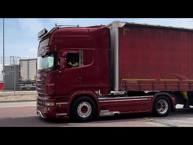 Scania R520 V8 with brutal deep open pipe sound