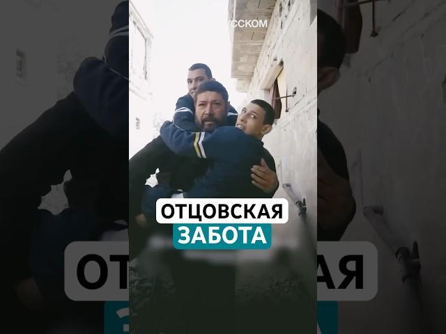 Палестинец в Газе носит на себе двух сыновей с особыми потребностями